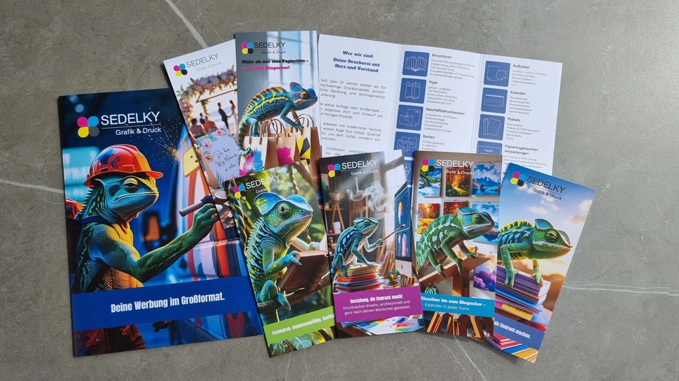 Mehrere bunte Hefte mit verschiedenen Motiven, die auf einem Tisch liegen