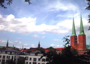 Einer der Ausblicke aus den Wallanlagen auf Lübeck