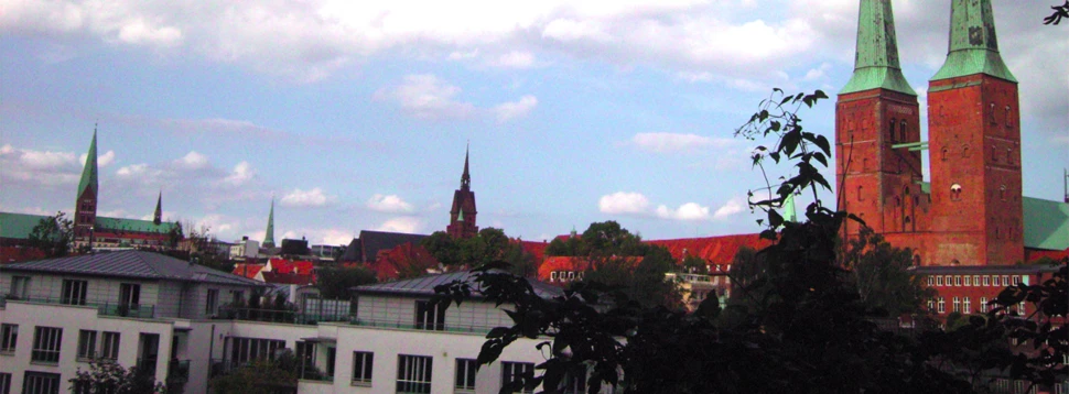 Einer der Ausblicke aus den Wallanlagen auf Lübeck