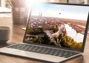 Ein Laptopbildschirm, auf dem die Lübecker Altstadt zu sehen ist