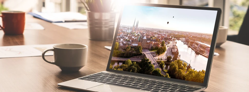 Ein Laptopbildschirm, auf dem die Lübecker Altstadt zu sehen ist