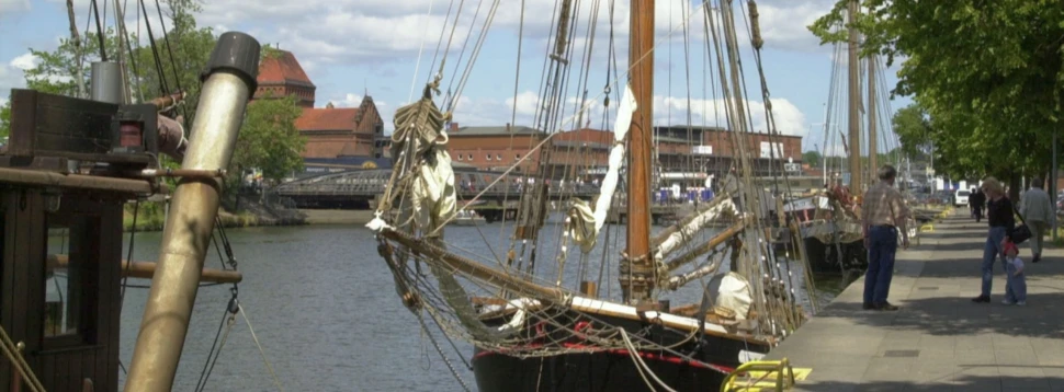 Der Museumshafen von Lübeck mit alten, angedockten Schiffen