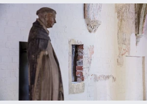 Europäisches Hansemuseum Lübeck_Seite 22_EHM_Burgkloster_Lange-Halle_Raumansicht+Dominikanerstatue_ Olaf Malzahn_64.jpg