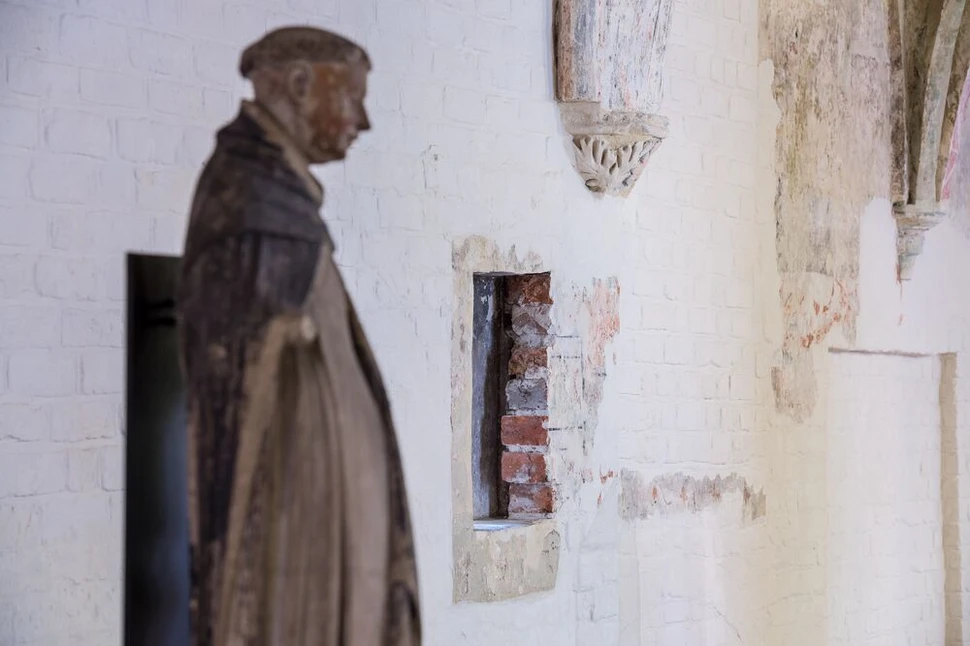 Europäisches Hansemuseum Lübeck_Seite 22_EHM_Burgkloster_Lange-Halle_Raumansicht+Dominikanerstatue_ Olaf Malzahn_64.jpg