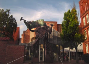 Die Statuen am Eingang des Burgkloster Museums