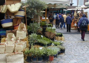 Wochenmarkt auf dem Rathausmarkt in Lübeck Wochenmarkt auf dem Rathausmarkt in Lübeck