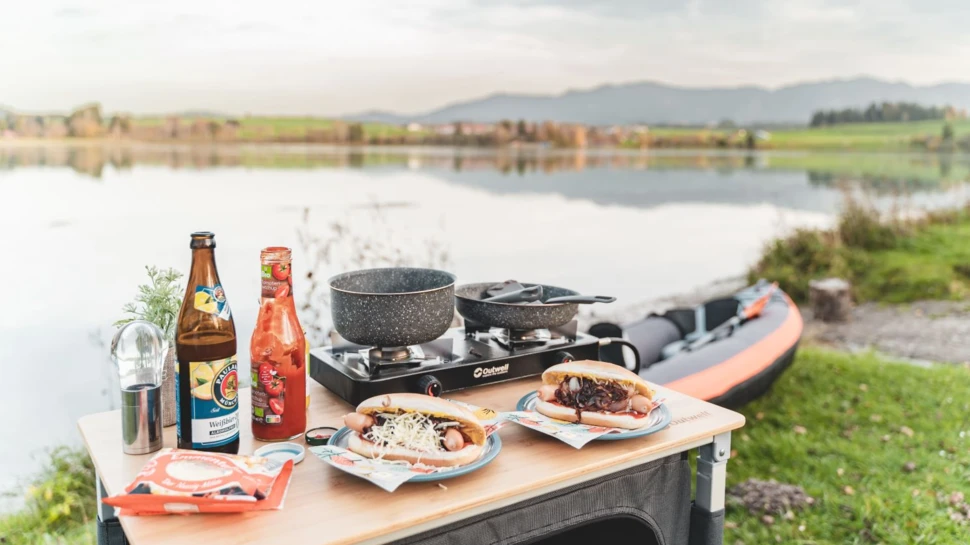 Gedeckter Tisch mit Hotdogs Gedeckter Tisch mit Hotdogs, © Freeway Camper