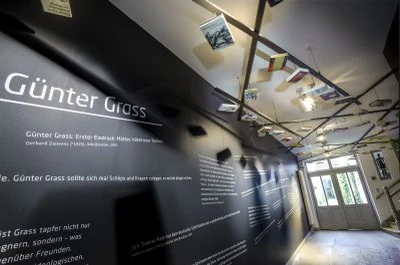 In der Glockengießerstraße 21 steht das Günter Grass-Haus. Hier befindet sich auch das Büro des Schriftstellers und Bildenden Künstlers Günter Grass
