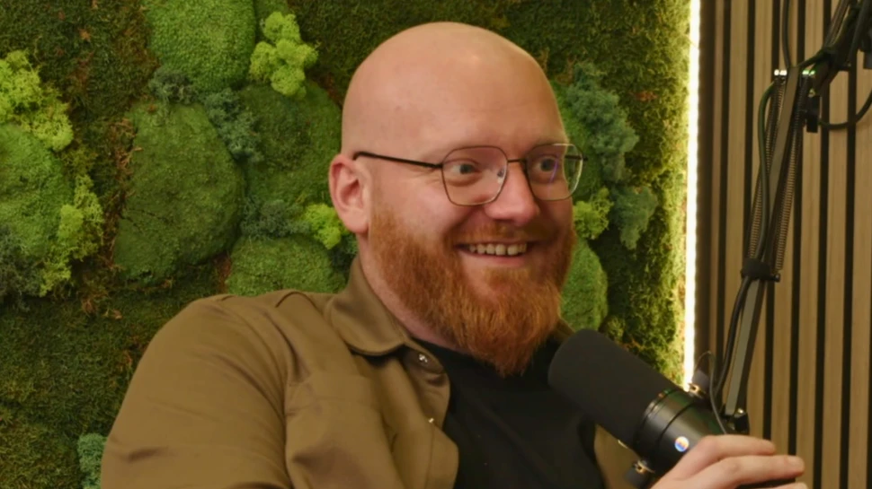 Sandro Voigt vor dem Mikrofon in seinem Podcast Studio.