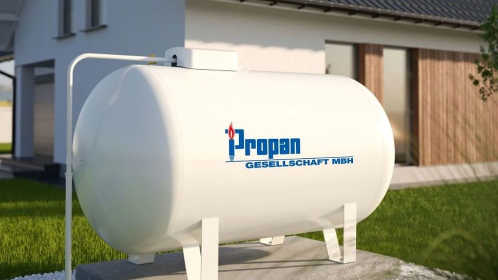 Weißer Propangastank mit Firmenlogo vor einem modernen Einfamilienhaus auf einer Rasenfläche.