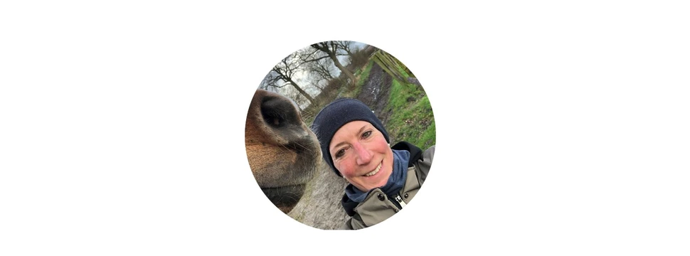 Anja Rose neben dem Kopf eines Pferdes