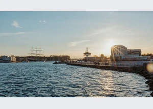 Küstensegeln am frühen Abend