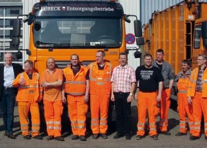 Die Entsorgungsbetriebe Lübeck hatten für diese Aktion eigens eine Mannschaft aufgestellt, um den gesammelten Unrat fachgerecht zu entsorgen. Die Entsorgungsbetriebe Lübeck hatten für diese Aktion eigens eine Mannschaft aufgestellt, um den gesammelten Unrat fachgerecht zu entsorgen.