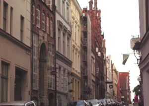 typische Straße in Lübecker Altstadt