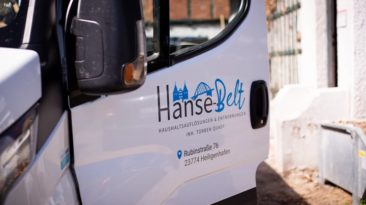 Galerie-Bild 2: LKW Tür mit Logo und Adresse von Hanse-Belt.