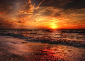 Ein Sonnenuntergang an einem Strand