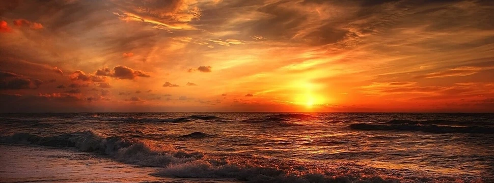 Ein Sonnenuntergang an einem Strand