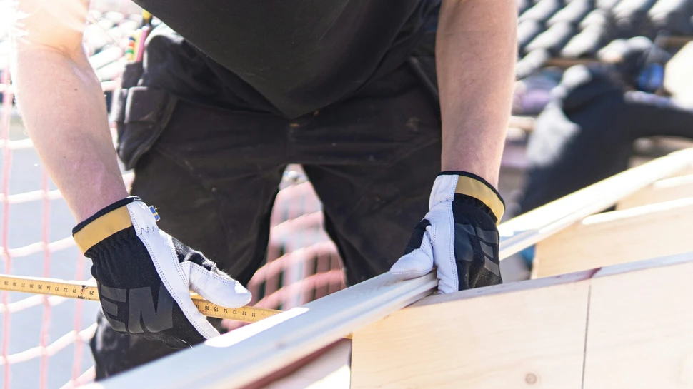 Person arbeitet an einer Holzkonstruktion