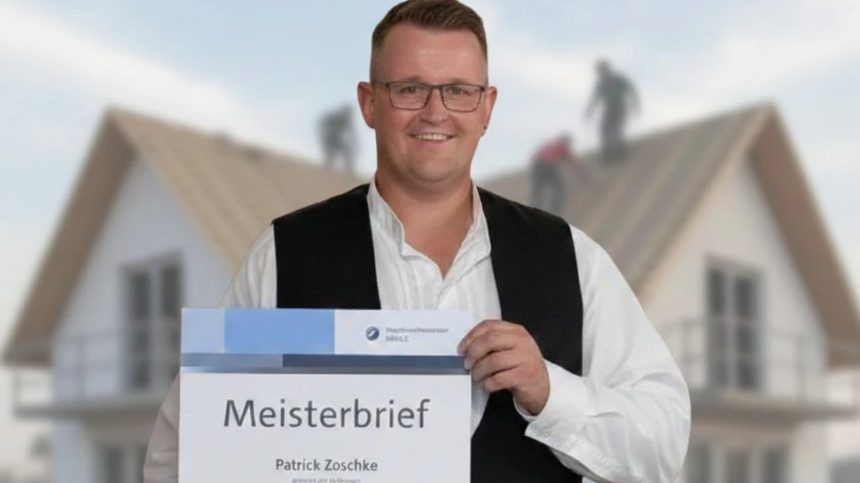 ein Dachdecker, der seinen Meisterbrief in der Hand hält