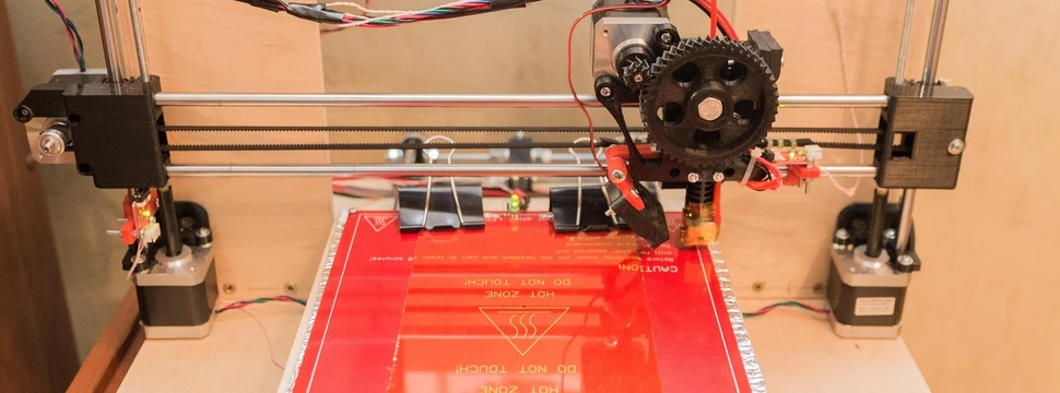 Eine rote Platte in einem Drucker, auf die Sachen eingraviert werden