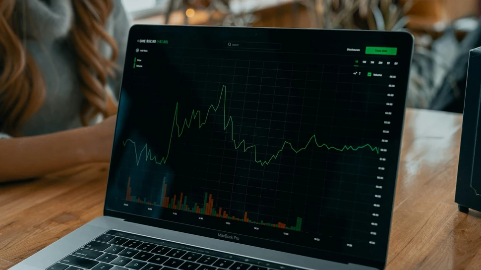 Laptop mit Finanzdiagramm auf dem Bildschirm