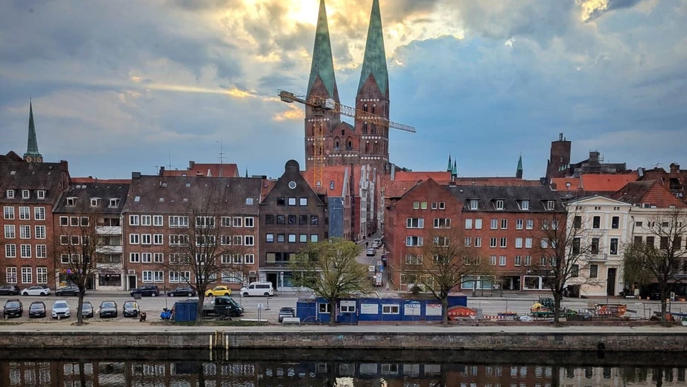 Führung durch die Ausstellung "Rechte Gewalt in Hamburg von 1945 bis heute" Führung durch die Ausstellung "Rechte Gewalt in Hamburg von 1945 bis heute"