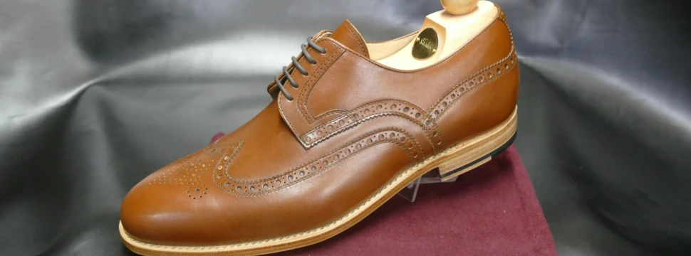 handgemachte braune Herrenschuhe der Marke Sándor Kiss